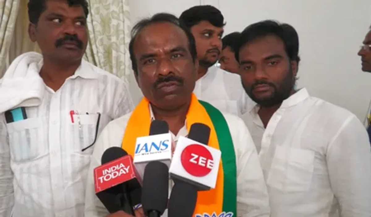 कर्नाटक में छात्रों से जनेऊ उतरवाने पर भड़की भाजपा, कहा- दोबारा कराई जाए परीक्षा कर्नाटक में छात्रों से जनेऊ उतरवाने पर भड़की भाजपा, कहा- दोबारा कराई जाए परीक्षा